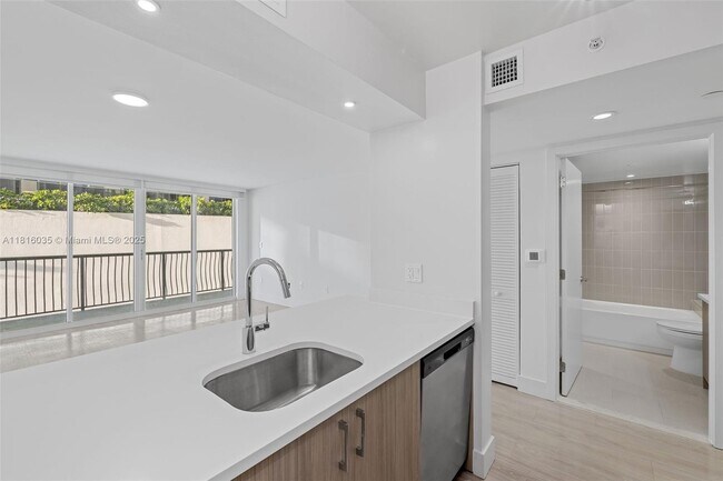 Building Photo - 1756 N Bayshore Dr