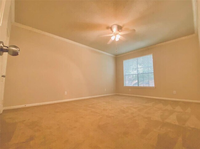 Building Photo - 2255 Braeswood Park Dr