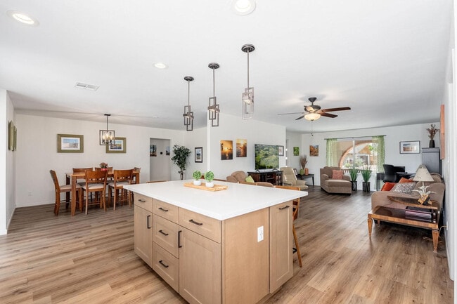 Building Photo - 2426 E Sahuaro Dr