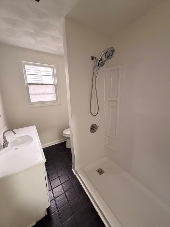 Building Photo - 1813 W Gaulbert Ave