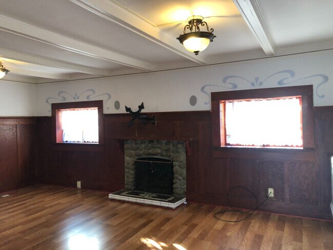 Building Photo - Historic 2-bedroom, 1.5 bath home in the h...