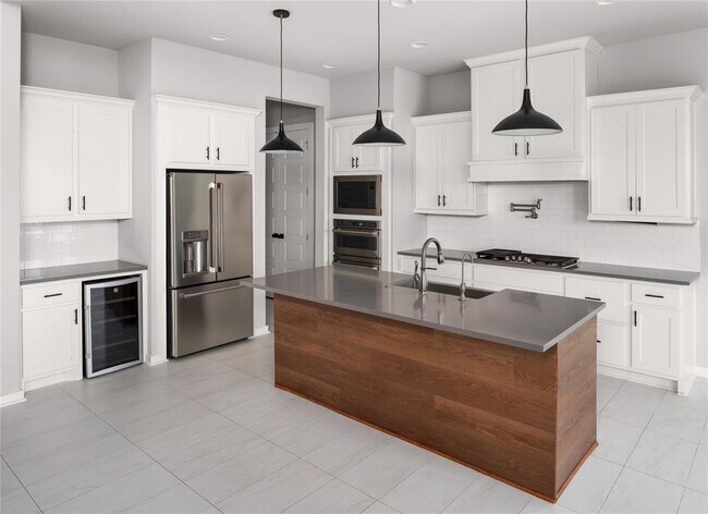 Building Photo - 595 Dayridge Dr