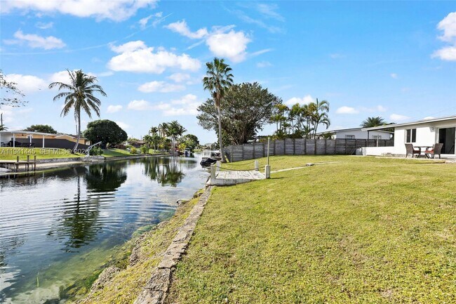 Building Photo - 10750 SW 43rd Ln