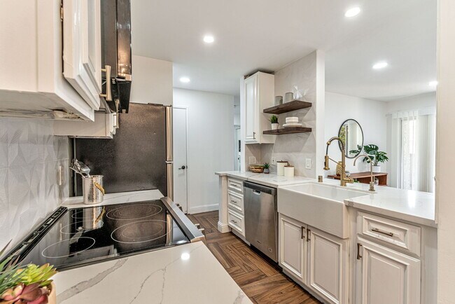 Building Photo - 665 Dartmore Ln