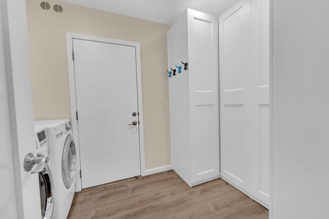 Building Photo - Northwest Fenced Yard One Story