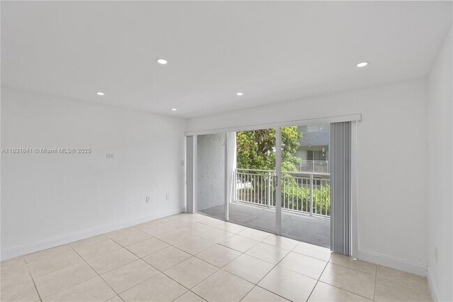 Building Photo - 9373 Fontainebleau Blvd