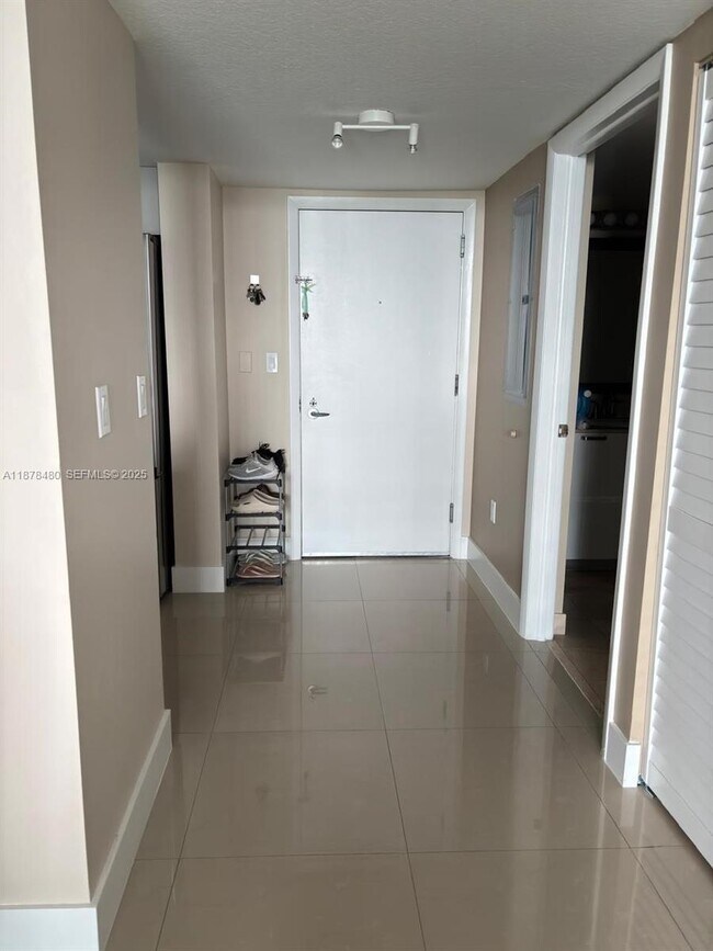 Building Photo - 1800 N Bayshore Dr