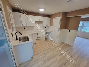 Building Photo - Large home in Ruskin!