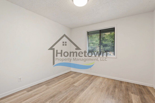 Building Photo - 2 Bedroom 1 Bath Available in Coeur d'Alene!