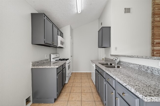 Building Photo - 5205 Beaverbrook Dr