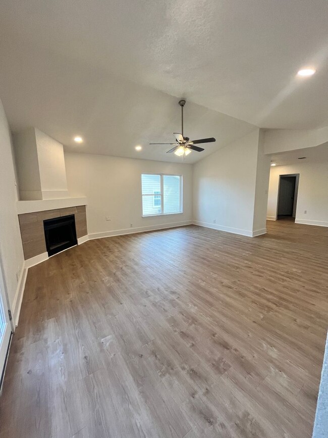 Building Photo - 4 Bedroom 2 Bath Near Lackland AFB **Conve...