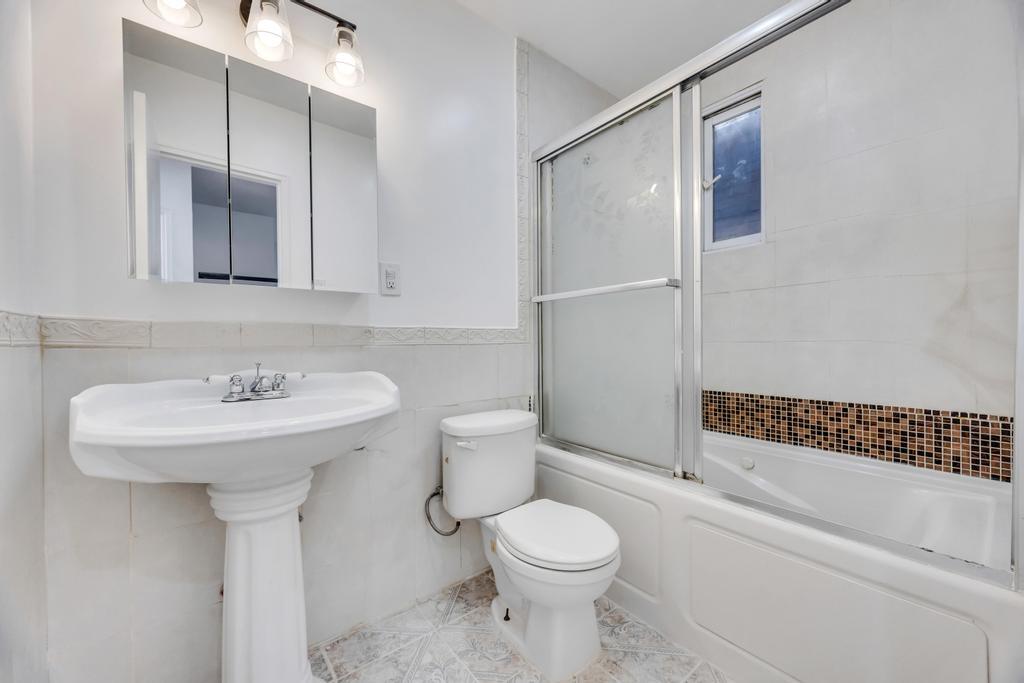 Full Bathroom - 5614 Avenue N