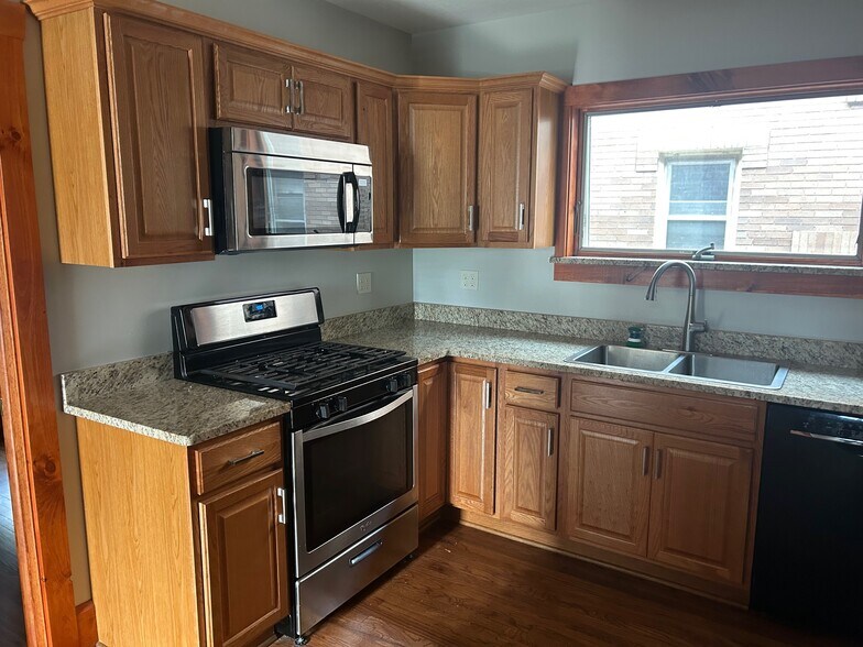 Building Photo - 2624 Woodlawn Ave