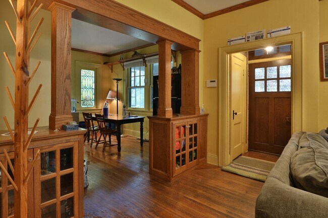 Building Photo - Highly Sought After OSU 6 Bedroom House Iuka Ravine with 2 new bathrooms and free off-street parking