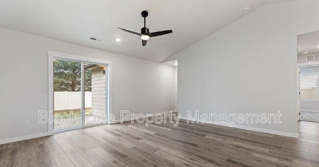 Building Photo - 3949 N Amberwood Ave