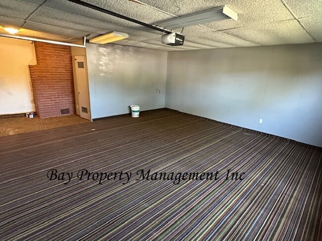 Building Photo - Beautifully Updated 3 Bedroom Home on a Corner Lot