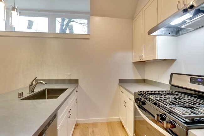 Building Photo - 159 Castro St