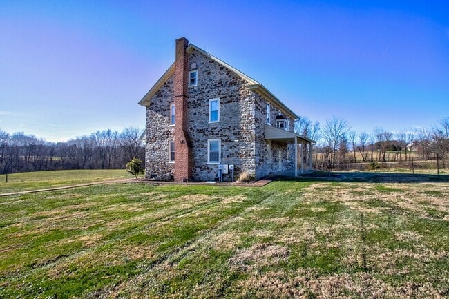 Building Photo - 796 Long Ln