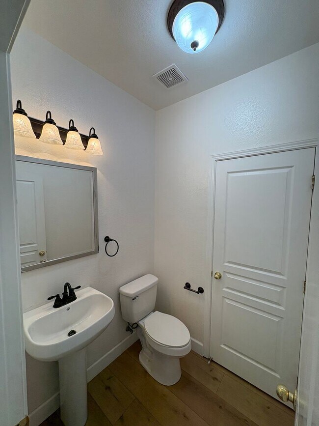 Building Photo - NW Two story home, located in Foxwood subd...