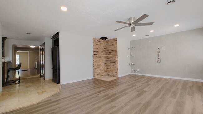 Building Photo - 808 Vassar Dr NE