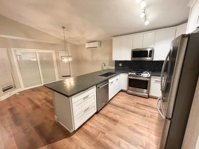 Building Photo - Conveniently Located Single Level Soda Cre...