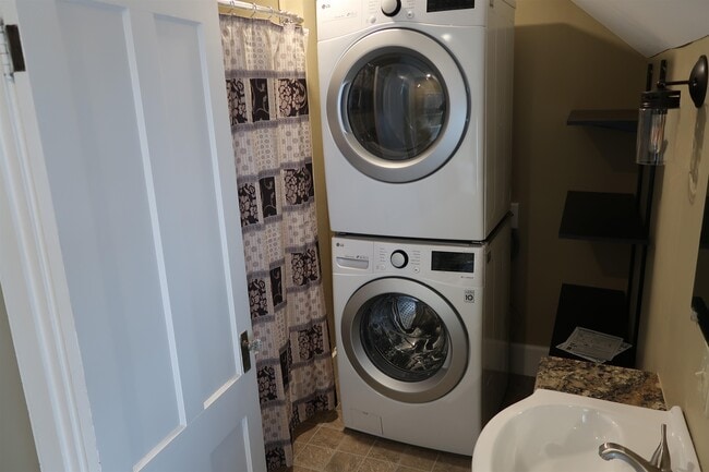 Building Photo - 5 Green St