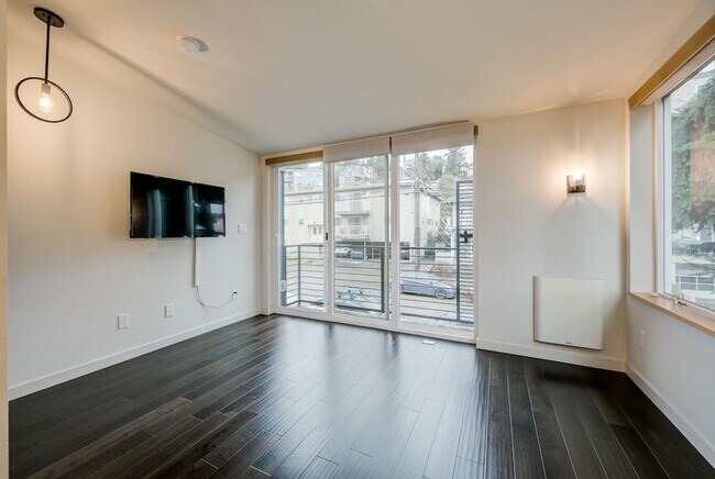 Building Photo - Gorgeous 3Bed/2.5 Bath Townhome in Queen Anne!