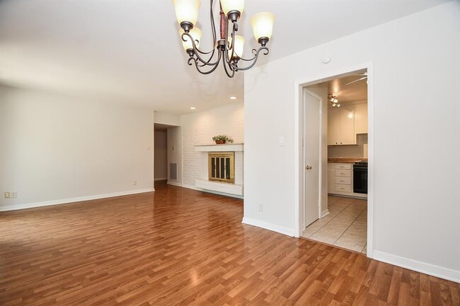 Building Photo - 2824 Briarhurst Dr