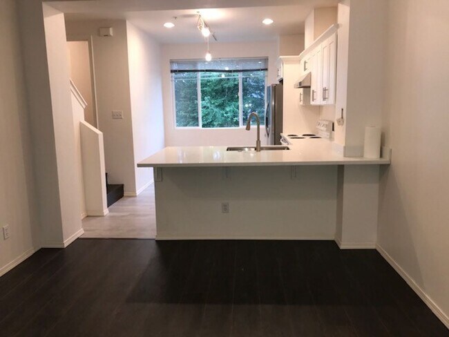 Building Photo - Beautiful remodeled 3 Story Townhome Pre-Leasing, Available now!