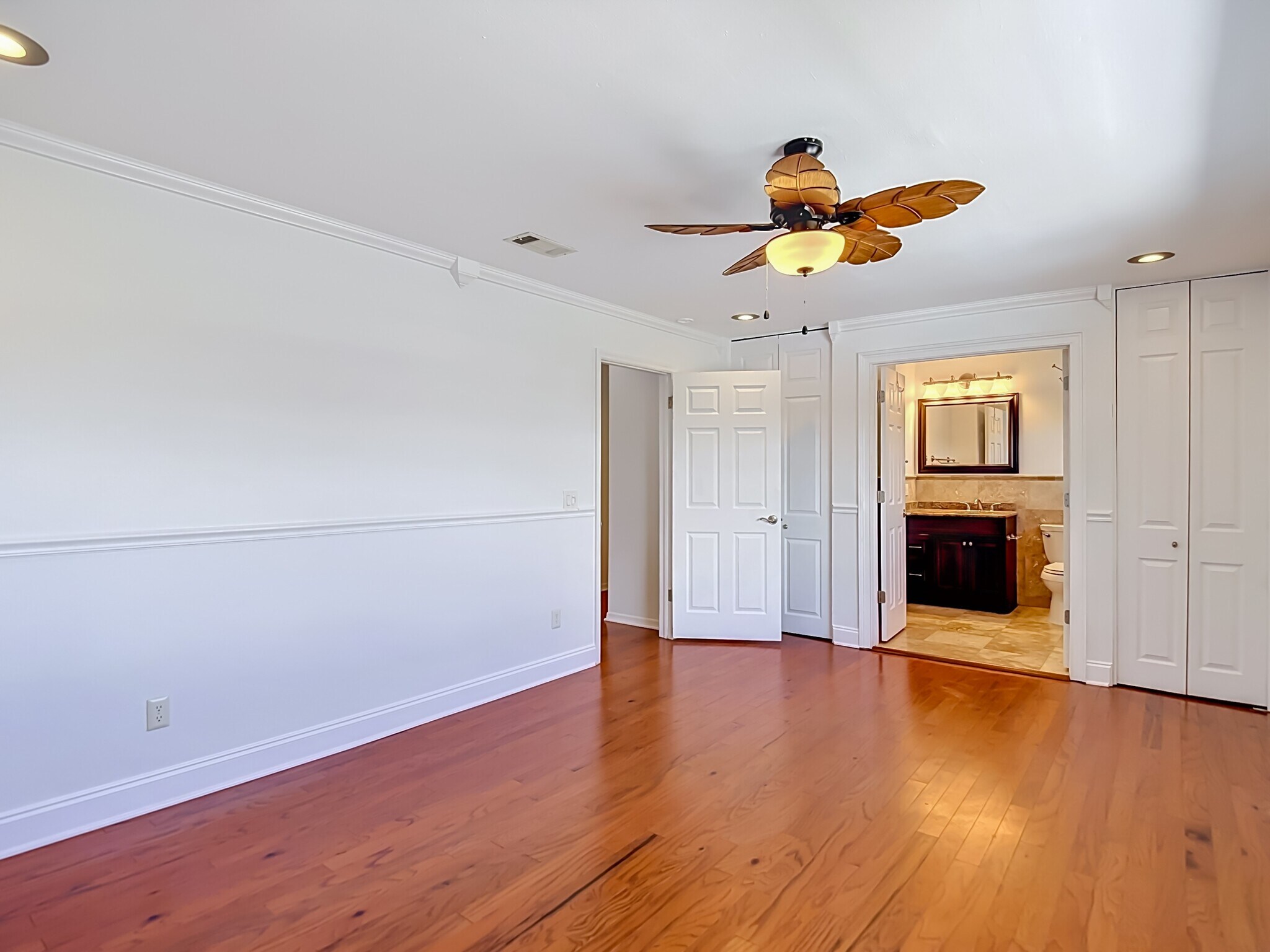 Building Photo - 8733 Bay Pointe Dr