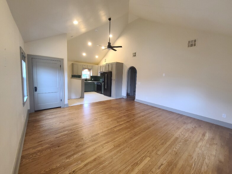 Building Photo - 3309 N Walker Ave