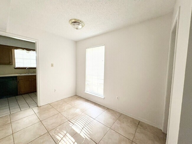 Building Photo - 1147/1149 Willow Creek Dr