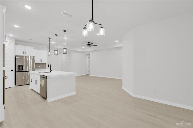 Building Photo - 25 Nerine Ave