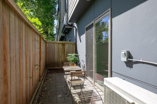 Building Photo - Impeccable Designer Townhome