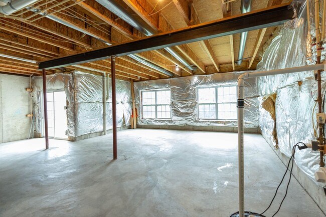 Building Photo - 5 Bed, 3.5 Bath, Single Family Home in Martinsburg, WV