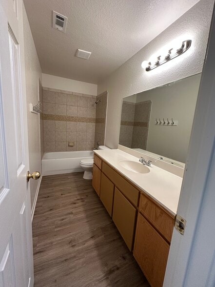 Building Photo - 401 Topeka Ct