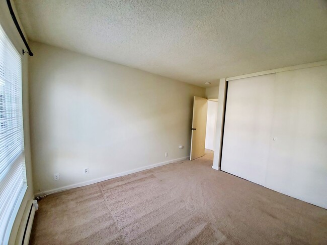 Building Photo - Beautiful, sunny woodlake condo
