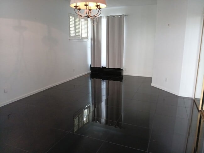 Building Photo - 3 Bedroom, 2.5 Bathroom Home! Schedule a S...