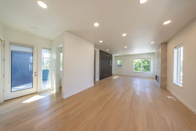 Building Photo - Riverside Townhomes - Waterfront Living in...