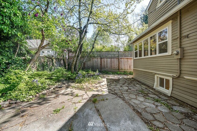 Building Photo - Spacious 5-Bedroom Home with Den & Backyar...
