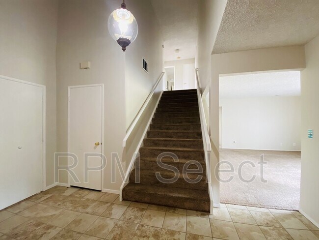 Building Photo - 2204 Lupine Rd