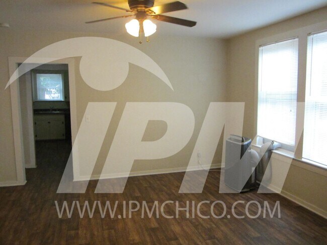 Building Photo - Classic 3 bedroom 2 bathroom home!