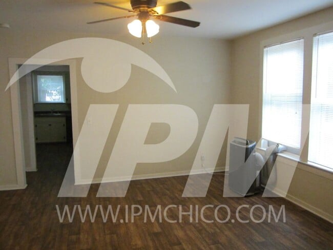 Building Photo - Classic 3 bedroom 2 bathroom home! Half off first month rent**