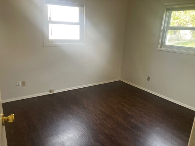 Building Photo - ** 3 Bedroom Ranch in Meadowdale **