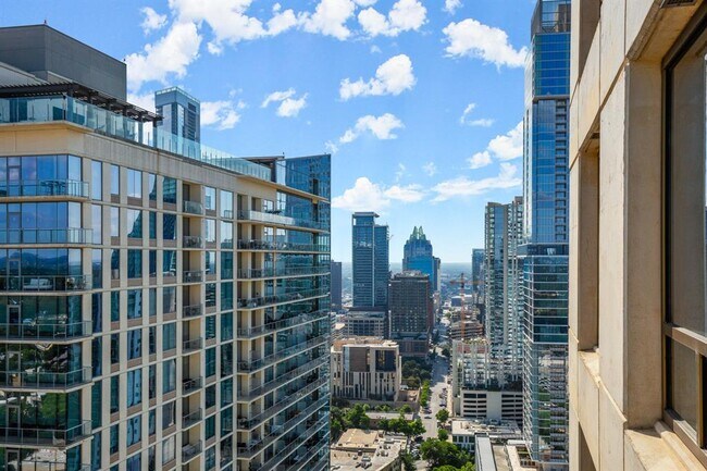 Building Photo - 300 Bowie St