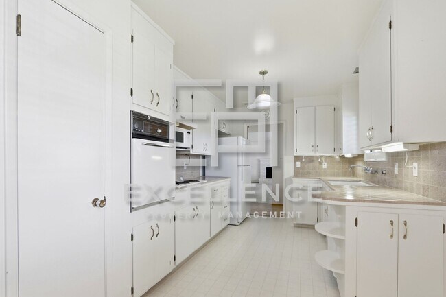Building Photo - 94 Roxbury St