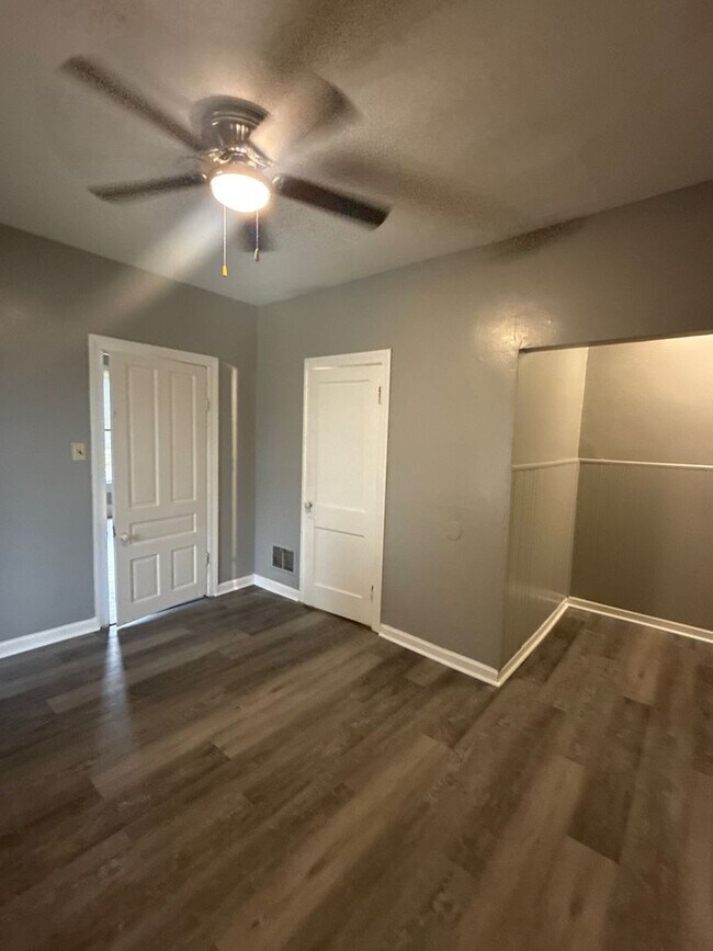 Building Photo - 26 E Main St