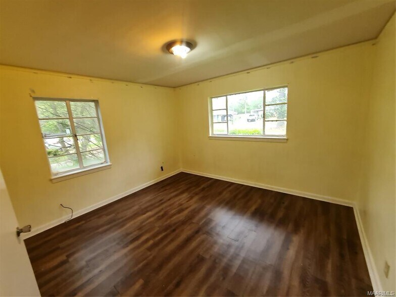 Building Photo - 1220 Lynwood Dr