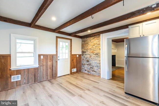 Building Photo - 211 Gale Ln