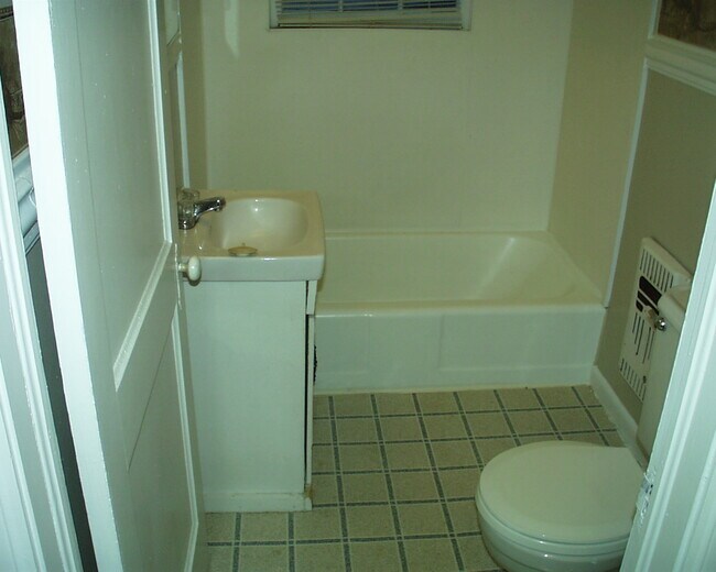 Building Photo - 420 Moss St